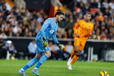Mestalla Stadyumu 'ndaki Valencia CF ve Real Madrid FC takımları arasında oynanan LaLiga EA SPORTS maçı sırasında Dimitrievski' yi çaldı (Maciej Rogowski)