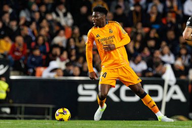 Aurelien Tchouameni, Mestalla Stadyumu 'ndaki Valencia CF ve Real Madrid FC takımları arasında oynanan LaLiga EA SPORTS maçı sırasında (Maciej Rogowski)