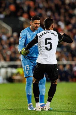 Mestalla Stadyumu 'ndaki LaLiga CF ve Real Madrid FC takımları arasında oynanan maç sırasında Dimitrievski ve Enzo Barrenchea' yı çaldı (Maciej Rogowski)