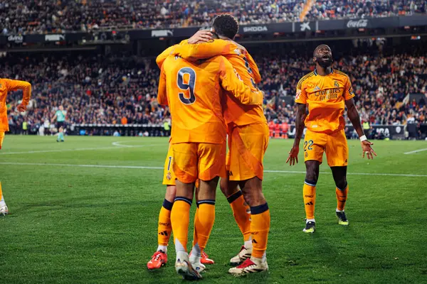 Real Madrid 'in oyuncuları, Jude Bellingham' ın Valencia CF ve Real Madrid FC takımlarının Mestalla Stadyumu 'ndaki (Maciej Rogowski)