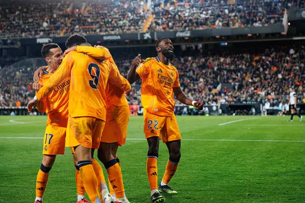 Real Madrid 'in oyuncuları, Jude Bellingham' ın Valencia CF ve Real Madrid FC takımlarının Mestalla Stadyumu 'ndaki (Maciej Rogowski)