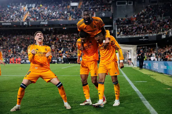 Real Madrid 'in oyuncuları, Jude Bellingham' ın Valencia CF ve Real Madrid FC takımlarının Mestalla Stadyumu 'ndaki (Maciej Rogowski)