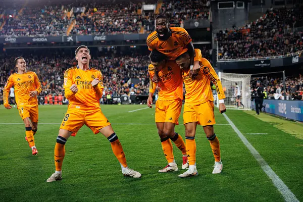 Real Madrid 'in oyuncuları, Jude Bellingham' ın Valencia CF ve Real Madrid FC takımlarının Mestalla Stadyumu 'ndaki (Maciej Rogowski)