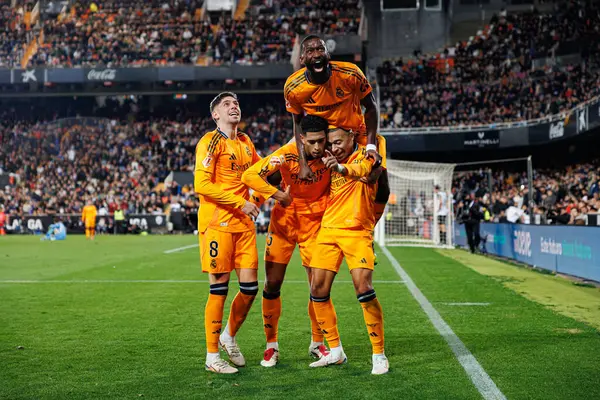 Real Madrid 'in oyuncuları, Jude Bellingham' ın Valencia CF ve Real Madrid FC takımlarının Mestalla Stadyumu 'ndaki (Maciej Rogowski)