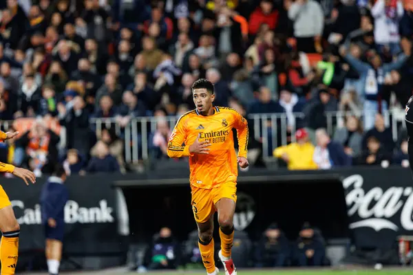 Jude Bellingham, Mestalla Stadyumu 'ndaki Valencia CF ve Real Madrid FC takımları arasında oynanan LaLiga EA SPORTS maçında gol attıktan sonra bunu kutluyor. (Maciej Rogowski)