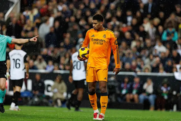 Mestalla Stadyumu 'ndaki Valencia CF ve Real Madrid FC takımları arasında oynanan LaLiga EA SPORTS maçı sırasında Jude Bellingham (Maciej Rogowski)