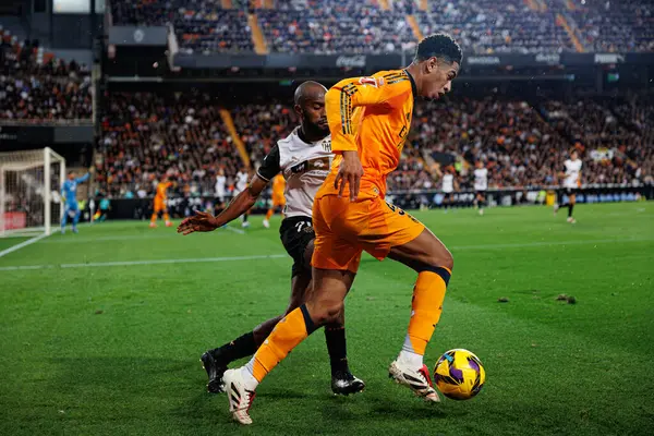 Dimitri Foulquier, Jude Bellingham LaLiga EA SPORTS maçı sırasında Valencia CF ve Real Madrid FC takımları arasında Mestalla Stadyumu 'nda (Maciej Rogowski)