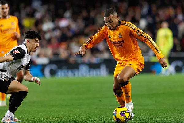 Mestalla Stadyumu 'ndaki Valencia CF ve Real Madrid FC takımları arasında oynanan LaLiga EA SPORTS maçı sırasında Kylian Mbappe (Maciej Rogowski)
