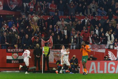 Ruben Vargas, Adria Pedrosa, Estadio Ramon Sanchez Pizjuan 'da (Maciej Rogowski) Sevilla FC ve Valencia CF takımları arasındaki LaLiga EA SPORTS maçında gol attıktan sonra kutlama yaparken görüldü.)