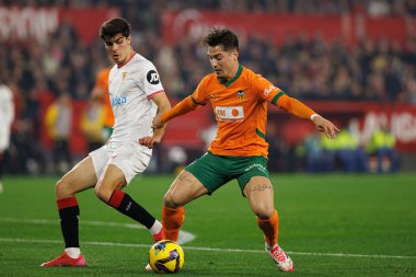Juanlu Sanchez, Sergi Canos LaLiga EA SPORTS maçı sırasında Sevilla FC ve Valencia CF takımları arasında Estadio Ramon Sanchez Pizjuan (Maciej Rogowski)