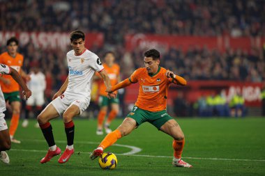 Juanlu Sanchez, Sergi Canos LaLiga EA SPORTS maçı sırasında Sevilla FC ve Valencia CF takımları arasında Estadio Ramon Sanchez Pizjuan (Maciej Rogowski)