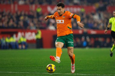 Estadio Ramon Sanchez Pizjuan 'da Sevilla FC ve Valencia CF takımları arasında LaLiga EA SPORTS maçı sırasında görülen Sergi Canos (Maciej Rogowski)