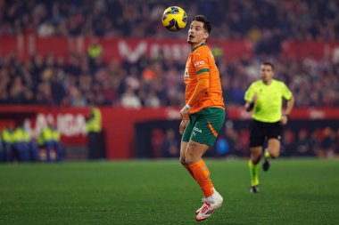 Estadio Ramon Sanchez Pizjuan 'da Sevilla FC ve Valencia CF takımları arasında LaLiga EA SPORTS maçı sırasında görülen Sergi Canos (Maciej Rogowski)