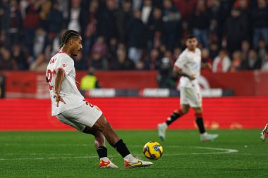 Loic Bade, Sevilla FC ve Valencia CF takımları arasında Estadio Ramon Sanchez Pizjuan 'da (Maciej Rogowski)