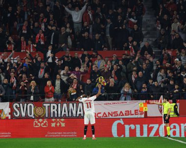 Dodi Lukebakio, Estadio Ramon Sanchez Pizjuan 'da Sevilla FC ve Valencia CF takımları arasında oynanan LaLiga EA SPORTS maçında attığı yasak golün ardından kutlama yaparken görüldü.)