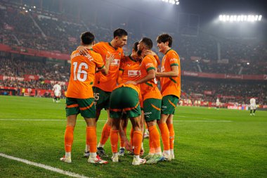 Valencia 'nın oyuncuları, Sevilla FC ve Valencia CF takımlarının Estadio Ramon Sanchez Pizjuan' da (Maciej Rogowski) oynadıkları LaLiga EA SPORTS maçında Luis Rioja 'nın attığı golün ardından kutlama yaparken görüldü.)