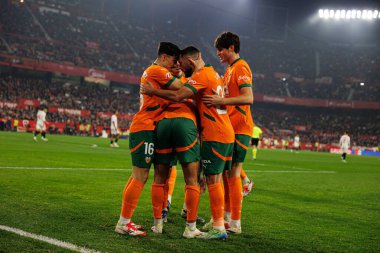 Valencia 'nın oyuncuları, Sevilla FC ve Valencia CF takımlarının Estadio Ramon Sanchez Pizjuan' da (Maciej Rogowski) oynadıkları LaLiga EA SPORTS maçında Luis Rioja 'nın attığı golün ardından kutlama yaparken görüldü.)