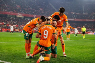 Valencia 'nın oyuncuları, Sevilla FC ve Valencia CF takımlarının Estadio Ramon Sanchez Pizjuan' da (Maciej Rogowski) oynadıkları LaLiga EA SPORTS maçında Luis Rioja 'nın attığı golün ardından kutlama yaparken görüldü.)