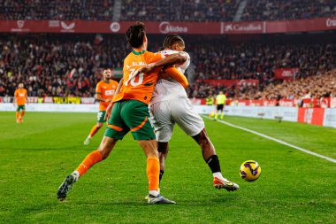 Andre Almeida, Loic Bade LaLiga EA SPORTS maçı sırasında Sevilla FC ve Valencia CF takımları arasında Estadio Ramon Sanchez Pizjuan (Maciej Rogowski)