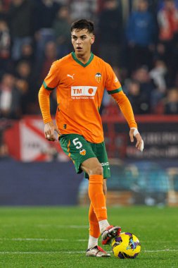 Enzo Barrenechea LaLiga EA SPORTS maçı sırasında Estadio Ramon Sanchez Pizjuan 'da Sevilla FC ve Valencia CF takımları arasında görüldü (Maciej Rogowski)