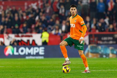 Enzo Barrenechea LaLiga EA SPORTS maçı sırasında Estadio Ramon Sanchez Pizjuan 'da Sevilla FC ve Valencia CF takımları arasında görüldü (Maciej Rogowski)