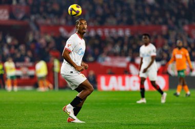 Loic Bade, Sevilla FC ve Valencia CF takımları arasında Estadio Ramon Sanchez Pizjuan 'da (Maciej Rogowski)