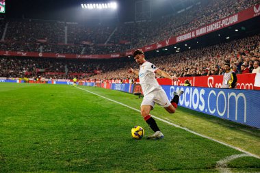 Estadio Ramon Sanchez Pizjuan 'da Sevilla FC ve Valencia CF takımları arasında LaLiga EA SPORTS maçı sırasında görülen Kike Salas (Maciej Rogowski)