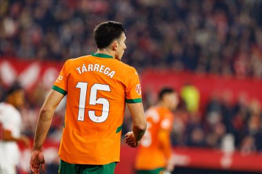 Estadio Ramon Sanchez Pizjuan 'da Sevilla FC ve Valencia CF takımları arasında LaLiga EA SPORTS maçı sırasında görülen Cesar Tarrega (Maciej Rogowski)