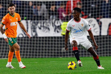 Albert Sambi Lokonga, LaLiga EA SPORTS maçı sırasında Sevilla FC ve Valencia CF takımları arasında Estadio Ramon Sanchez Pizjuan (Maciej Rogowski)