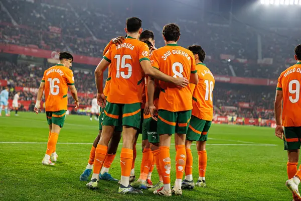 Valencia 'nın oyuncuları, Sevilla FC ve Valencia CF takımlarının Estadio Ramon Sanchez Pizjuan' da (Maciej Rogowski) oynadıkları LaLiga EA SPORTS maçında Luis Rioja 'nın attığı golün ardından kutlama yaparken görüldü.)