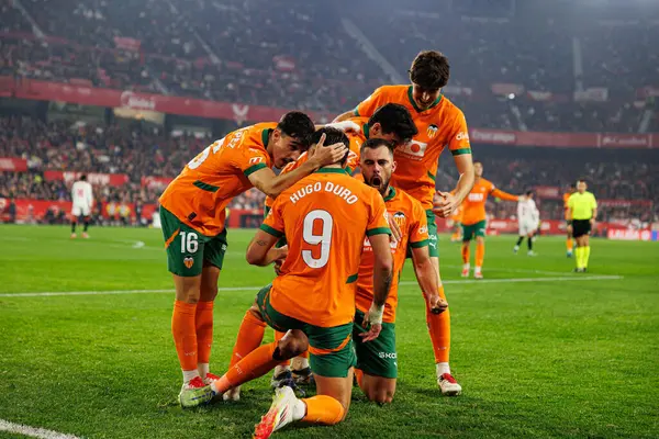 Valencia 'nın oyuncuları, Sevilla FC ve Valencia CF takımlarının Estadio Ramon Sanchez Pizjuan' da (Maciej Rogowski) oynadıkları LaLiga EA SPORTS maçında Luis Rioja 'nın attığı golün ardından kutlama yaparken görüldü.)