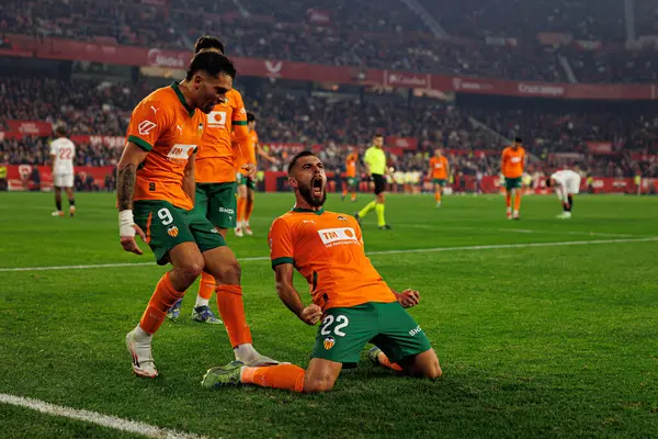 Hugo, Duro, Luis Rioja, Estadio Ramon Sanchez Pizjuan 'da (Maciej Rogowski) Sevilla FC ve Valencia CF takımları arasında oynanan LaLiga EA Spor maçında gol attıktan sonra kutlama yaparken görüldü.)