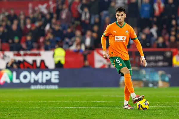 Enzo Barrenechea LaLiga EA SPORTS maçı sırasında Estadio Ramon Sanchez Pizjuan 'da Sevilla FC ve Valencia CF takımları arasında görüldü (Maciej Rogowski)