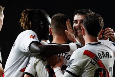 Rayo oyuncuları LaLiga EA SPORTS maçında Estadio de Vallecas 'ta Rayo Vallecano ve RC Celta de Vigo takımları arasında Jorge De Frutos' tan gol üstüne gol atarken görüldü (Maciej Rogowski)