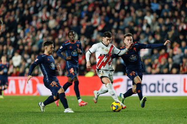 Fran Beltran, Adrian Embaarba, Oscar Mingueza LaLiga EA SPORTS maçı sırasında Estadio de Vallecas 'ta Rayo Vallecano ve RC Celta de Vigo takımları arasında görüldü (Maciej Rogowski)