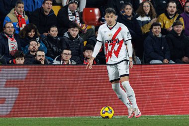 Adrian Ratiu, Estadio de Vallecas 'ta Rayo Vallecano ve RC Celta de Vigo (Maciej Rogowski) takımları arasında oynanan LaLiga EA SPORTS maçı sırasında görüldü.)