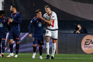 Fran Cervi ve Florian Lejeune, LaLiga EA SPORTS maçı sırasında Estadio de Vallecas 'ta Rayo Vallecano ve RC Celta de Vigo takımları arasında görüldü (Maciej Rogowski)
