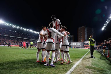 Rayo 'nun oyuncuları LaLiga EA SPORTS maçında Estadio de Vallecas' ta Rayo Vallecano ve RC Celta de Vigo takımları arasında Adrian Embarba 'dan gol üstüne gol atarken görüldü (Maciej Rogowski)