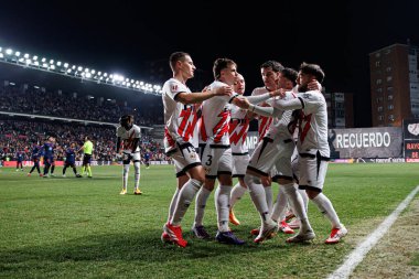 Rayo 'nun oyuncuları LaLiga EA SPORTS maçında Estadio de Vallecas' ta Rayo Vallecano ve RC Celta de Vigo takımları arasında Adrian Embarba 'dan gol üstüne gol atarken görüldü (Maciej Rogowski)