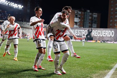 Rayo 'nun oyuncuları LaLiga EA SPORTS maçında Estadio de Vallecas' ta Rayo Vallecano ve RC Celta de Vigo takımları arasında Adrian Embarba 'dan gol üstüne gol atarken görüldü (Maciej Rogowski)