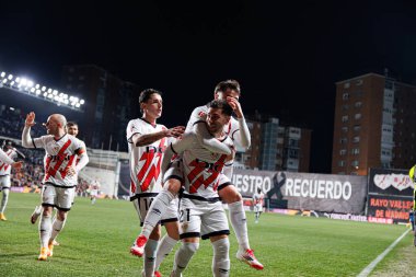 Rayo 'nun oyuncuları LaLiga EA SPORTS maçında Estadio de Vallecas' ta Rayo Vallecano ve RC Celta de Vigo takımları arasında Adrian Embarba 'dan gol üstüne gol atarken görüldü (Maciej Rogowski)