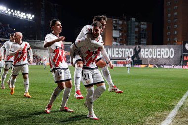 Rayo 'nun oyuncuları LaLiga EA SPORTS maçında Estadio de Vallecas' ta Rayo Vallecano ve RC Celta de Vigo takımları arasında Adrian Embarba 'dan gol üstüne gol atarken görüldü (Maciej Rogowski)