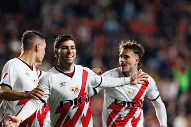 Rayo 'nun oyuncuları LaLiga EA SPORTS maçında Estadio de Vallecas' ta Rayo Vallecano ve RC Celta de Vigo takımları arasında Adrian Embarba 'dan gol üstüne gol atarken görüldü (Maciej Rogowski)