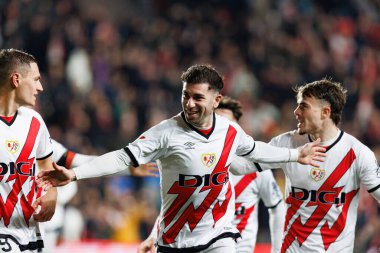 Rayo 'nun oyuncuları LaLiga EA SPORTS maçında Estadio de Vallecas' ta Rayo Vallecano ve RC Celta de Vigo takımları arasında Adrian Embarba 'dan gol üstüne gol atarken görüldü (Maciej Rogowski)