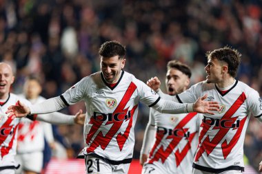 Rayo 'nun oyuncuları LaLiga EA SPORTS maçında Estadio de Vallecas' ta Rayo Vallecano ve RC Celta de Vigo takımları arasında Adrian Embarba 'dan gol üstüne gol atarken görüldü (Maciej Rogowski)