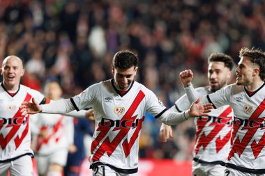 Rayo 'nun oyuncuları LaLiga EA SPORTS maçında Estadio de Vallecas' ta Rayo Vallecano ve RC Celta de Vigo takımları arasında Adrian Embarba 'dan gol üstüne gol atarken görüldü (Maciej Rogowski)