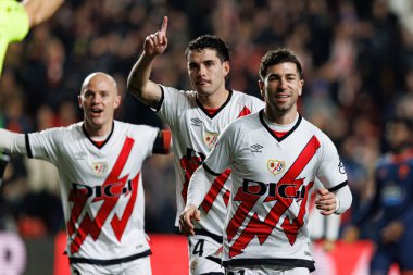 Rayo 'nun oyuncuları LaLiga EA SPORTS maçında Estadio de Vallecas' ta Rayo Vallecano ve RC Celta de Vigo takımları arasında Adrian Embarba 'dan gol üstüne gol atarken görüldü (Maciej Rogowski)