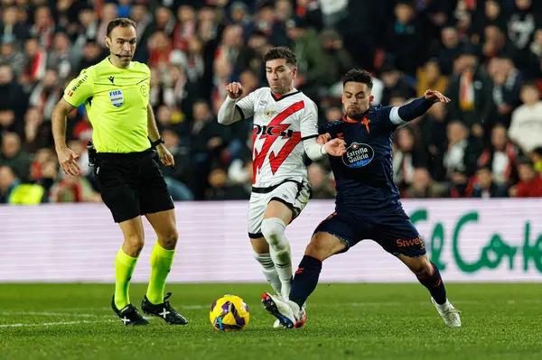 Adrian Embarba ve Fran Beltran, LaLiga EA SPORTS maçı sırasında Estadio de Vallecas 'ta Rayo Vallecano ve RC Celta de Vigo takımları arasında görüldü (Maciej Rogowski)