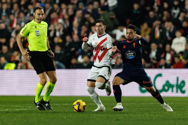 Adrian Embarba ve Fran Beltran, LaLiga EA SPORTS maçı sırasında Estadio de Vallecas 'ta Rayo Vallecano ve RC Celta de Vigo takımları arasında görüldü (Maciej Rogowski)
