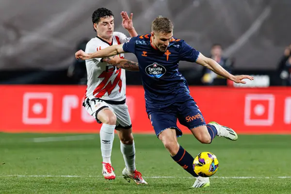 Sergio Camello ve Carl Starfelt LaLiga EA SPORTS maçı sırasında Estadio de Vallecas 'ta Rayo Vallecano ve RC Celta de Vigo takımları arasında görüldü (Maciej Rogowski)